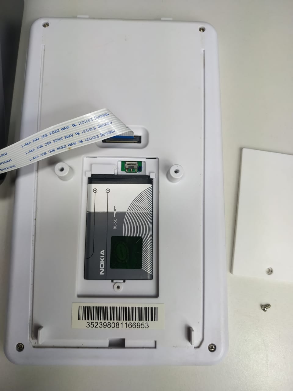 Эвотор 7.2 планшет откладываем лючок и видим аккумулятор